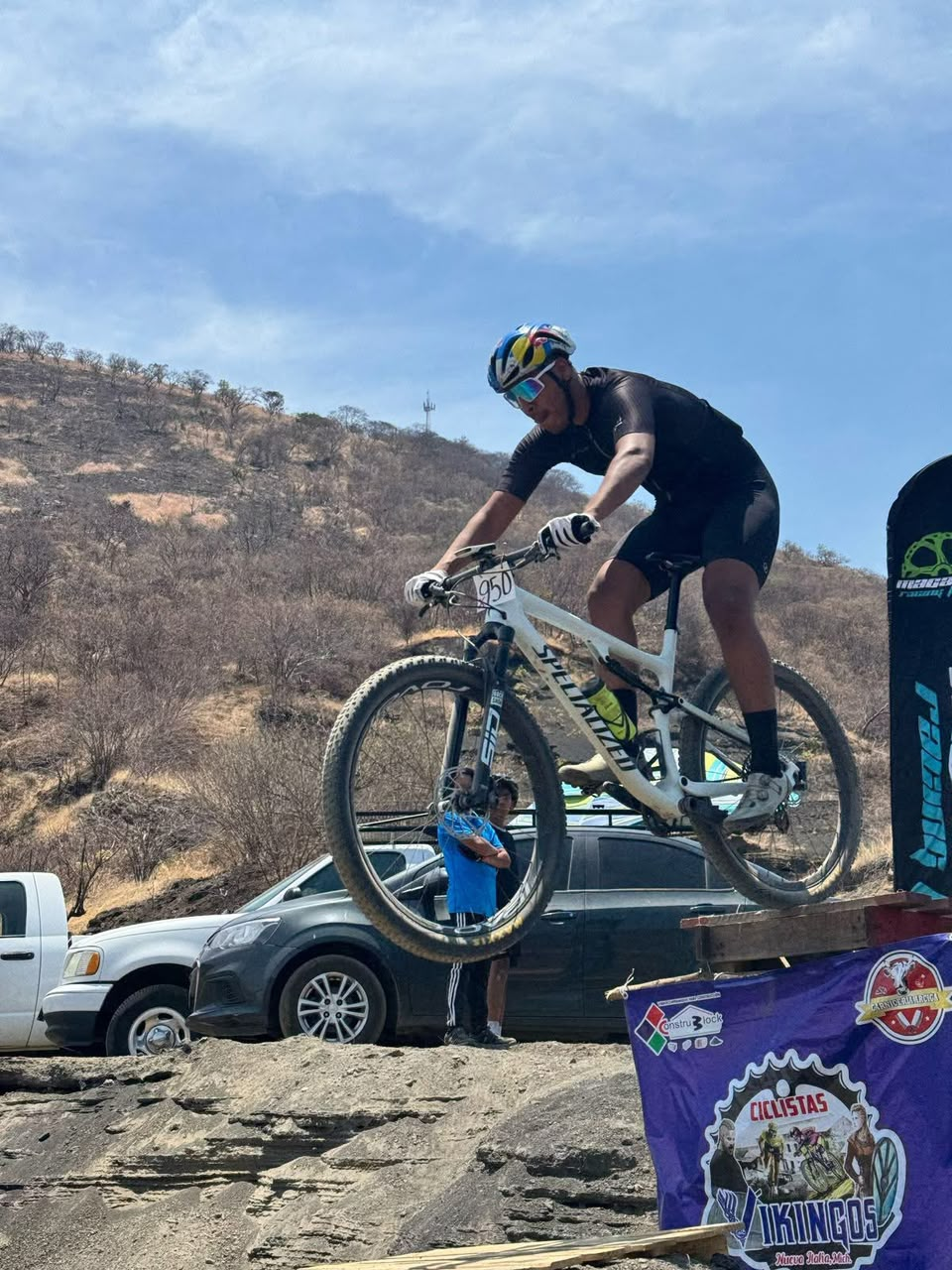Atleta JAAL saltando un obstáculo de madera en una carrera de montaña