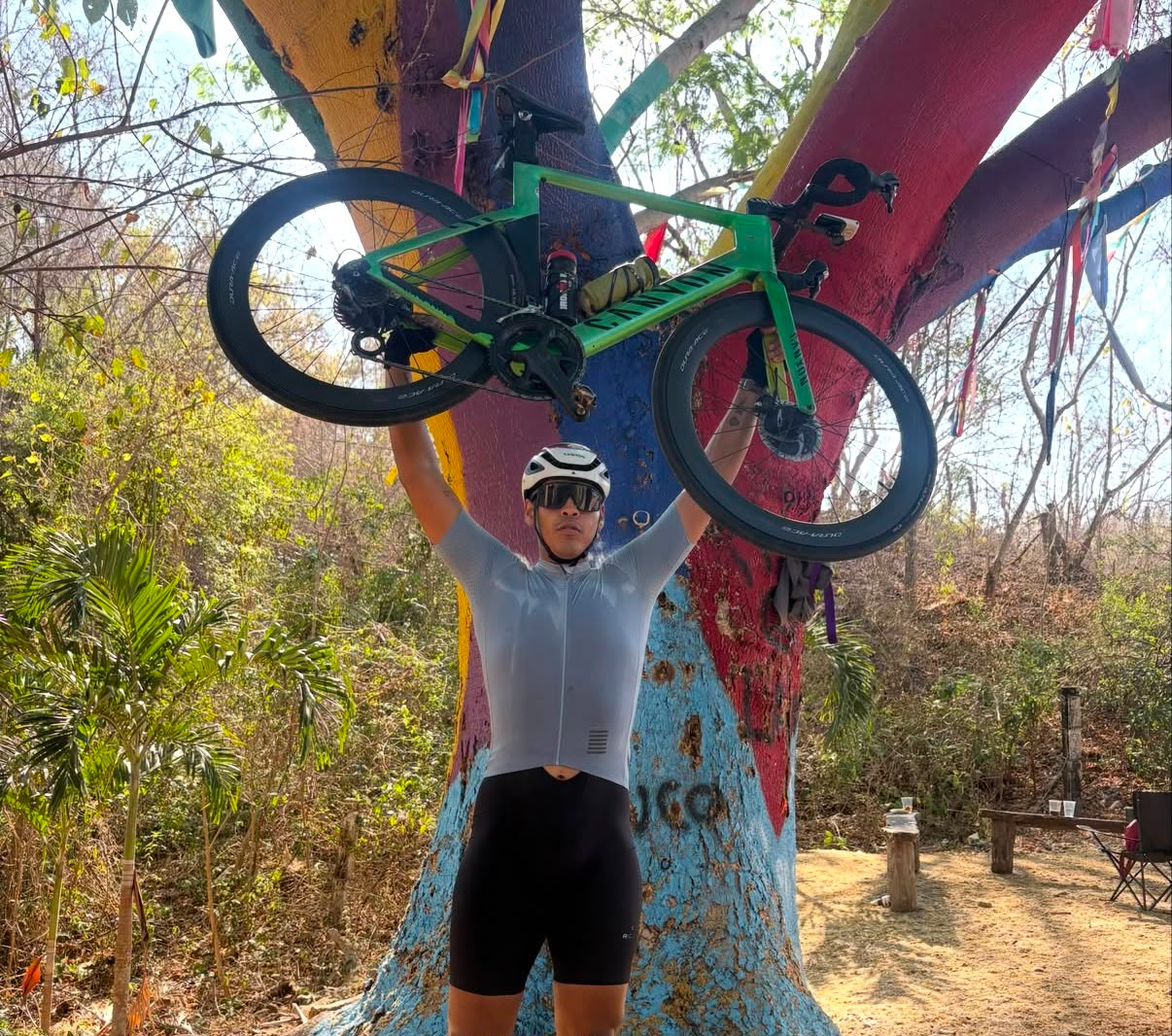 Coach JAAL levantando su bicicleta de ruta con el uniforme oficial JAAL Entrenamientos