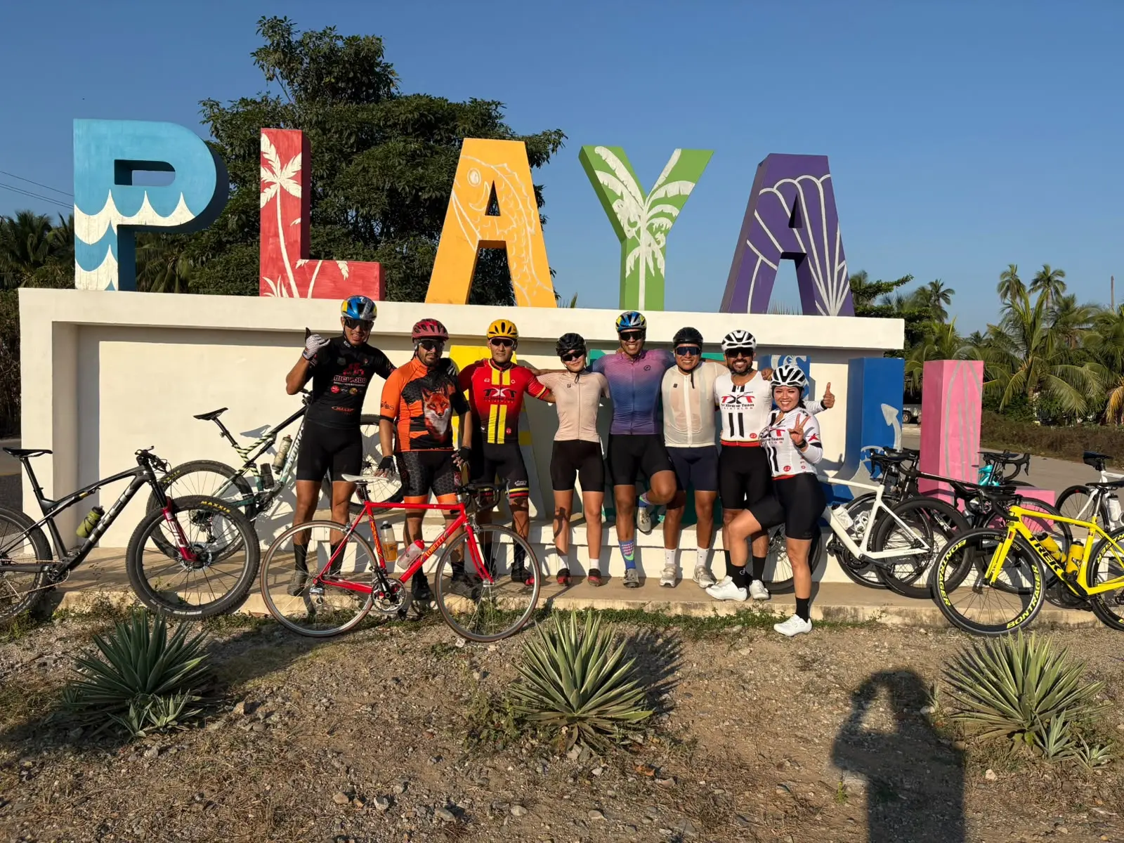 Equipo de ciclistas reunido tras una salida larga
