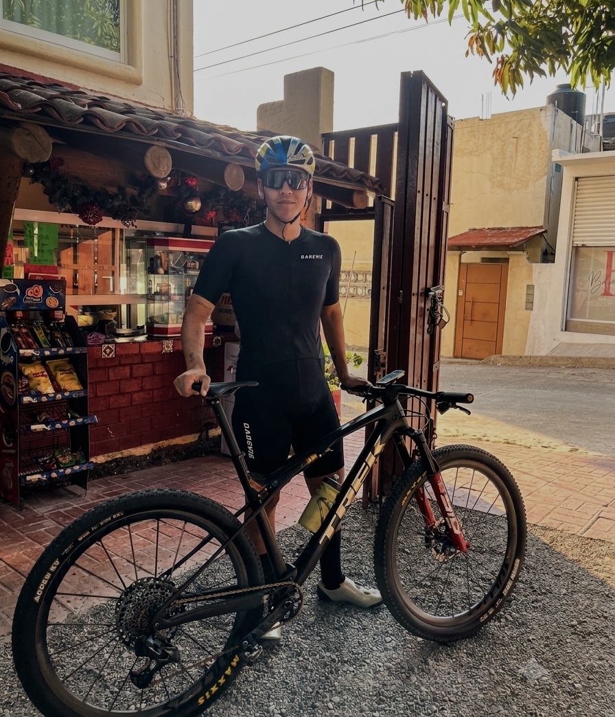 José Alberto Ávila con su bicicleta de montaña y equipación de ciclismo
